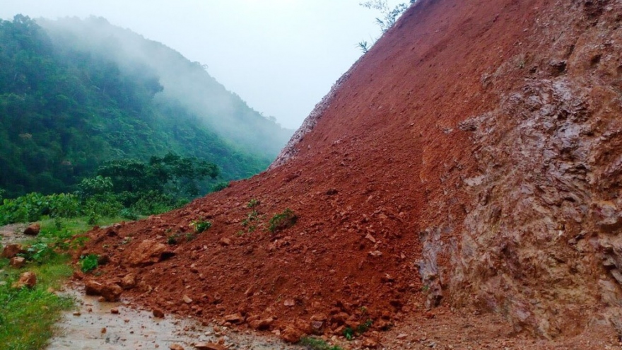 Nghệ An xuất hiện nhiều điểm sạt lở trên các tuyến giao thông